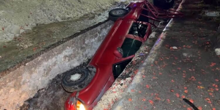 ¡Termina en una zanja! Adulto mayor cae con todo y camioneta en la Héroe de Nacozari
