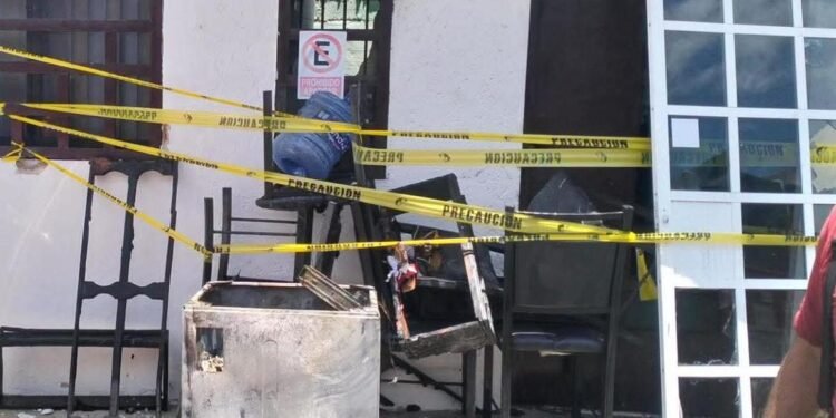 ¡Se metieron entre las llamas! Heroico rescate salva a madre, hija y dos mascotas