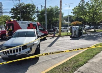 ¡Tremendo susto frente a Plaza Real! Volcadura deja dos lesionados