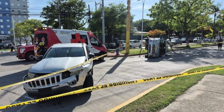 ¡Tremendo susto frente a Plaza Real! Volcadura deja dos lesionados