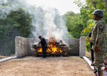 ¡Arsenal criminal termina en cenizas! Destruyen armas y toneladas de droga aseguradas en Campeche