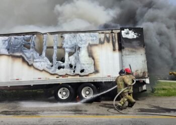 ¡Caos en la carretera! Arde tráiler y paraliza la Villahermosa–Escárcega