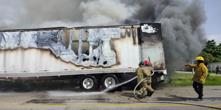 ¡Caos en la carretera! Arde tráiler y paraliza la Villahermosa–Escárcega