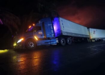 ¿Qué ocurrió en la federal 180? Un tractocamión obstruye la circulación tras derrapar