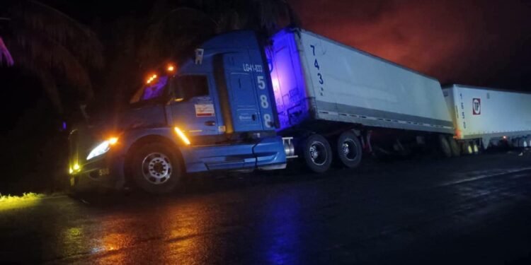 ¿Qué ocurrió en la federal 180? Un tractocamión obstruye la circulación tras derrapar
