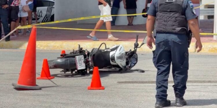 Fatal accidente bajo el puente de Seybaplaya; tractocamión arrolla a motociclista