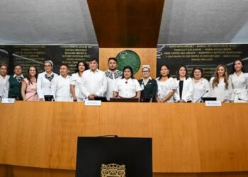 Campeche reconoce a sus héroes de bata blanca