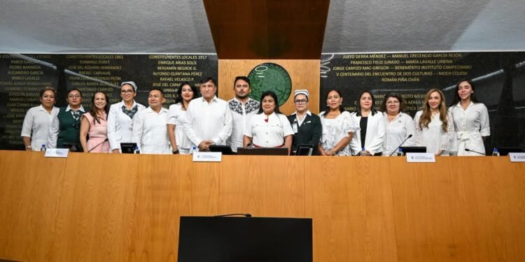 Campeche reconoce a sus héroes de bata blanca