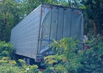 ¿Qué pasó en la carretera de Champotón? Un tráiler terminó fuera del camino