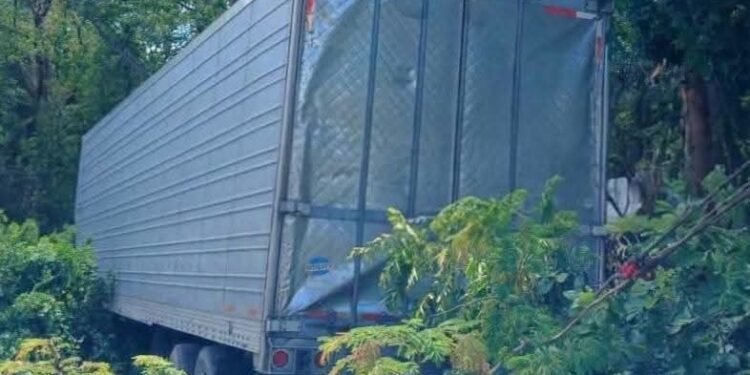 ¿Qué pasó en la carretera de Champotón? Un tráiler terminó fuera del camino