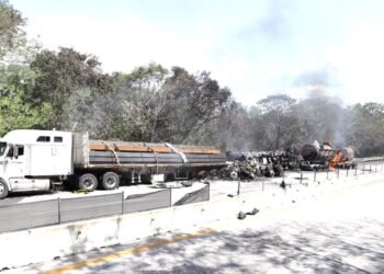 Arde la autopista; cierran paso entre Campeche y Champotón