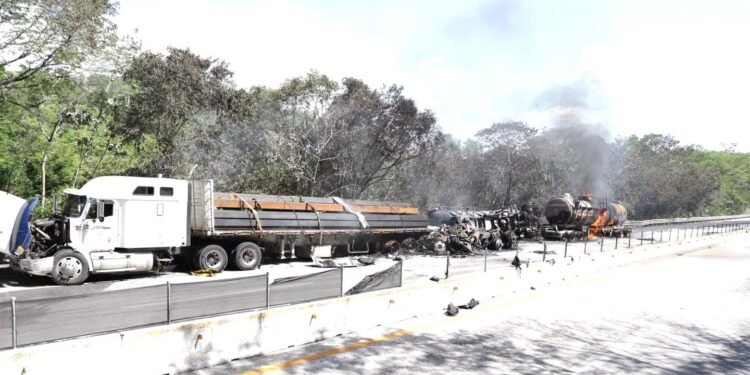 Arde la autopista; cierran paso entre Campeche y Champotón