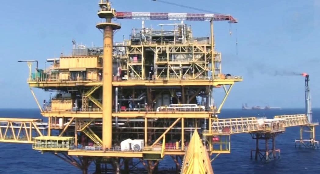 Ni el mal tiempo los detuvo: comando armado asalta plataforma petrolera