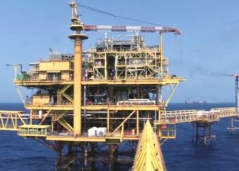 Ni el mal tiempo los detuvo: comando armado asalta plataforma petrolera