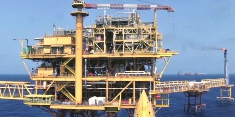 Ni el mal tiempo los detuvo: comando armado asalta plataforma petrolera