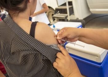 COVID en retirada: los contagios caen a niveles nunca vistos desde la pandemia