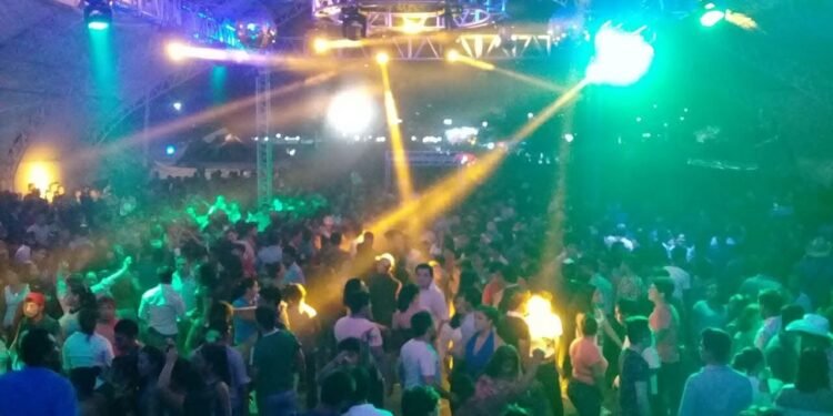 ¿Listo para bailar los clásicos? Llega la Fiesta Retro Neon 2026