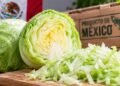 El brote de “diarrea explosiva” en EU pudo llegar a través de lechugas cultivadas en el centro de México