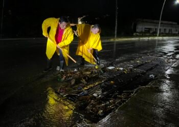 ¿La lluvia o la basura? Alcantarillas colapsadas agravan las inundaciones