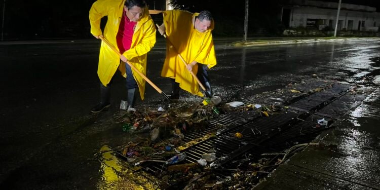 ¿La lluvia o la basura? Alcantarillas colapsadas agravan las inundaciones