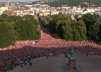 Más de 100 mil voces y un mismo movimiento: el “remo vikingo” conquista Oslo