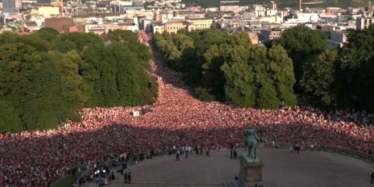 Más de 100 mil voces y un mismo movimiento: el “remo vikingo” conquista Oslo