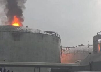Incendio en Pajaritos entra en su tercer día; Pemex mantiene labores para sofocarlo