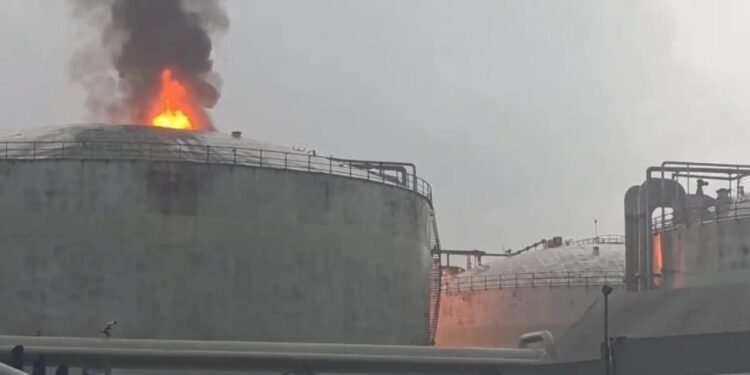 Incendio en Pajaritos entra en su tercer día; Pemex mantiene labores para sofocarlo