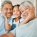Día de los Abuelos: el costo invisible de cuidar a los nietos durante su jubilación