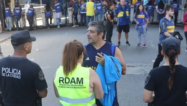 “Primero tus hijos”: deudores alimentarios no entran a las canchas argentinas