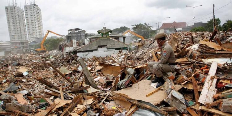 ¡Alerta, ahora en Indonesia! Potente sismo de 7.7 grados obliga a evacuar las costas