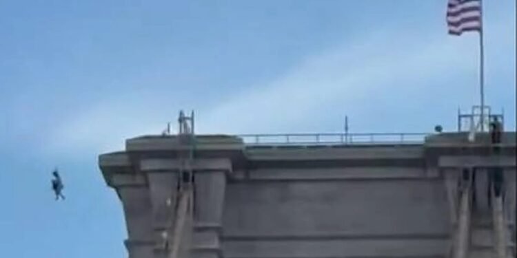 VIDEO: Hombre escala el Puente de Brooklyn, se desnuda y salta al East River