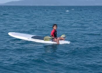 Pescadores encuentran a niña sola en el mar y evitan una tragedia en La Paz