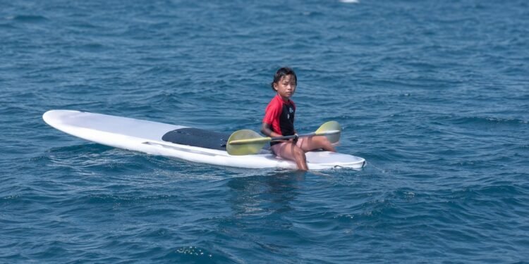 Pescadores encuentran a niña sola en el mar y evitan una tragedia en La Paz