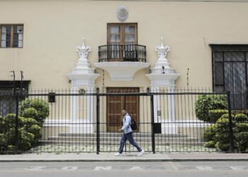 México reasume el control de su embajada tras reconciliación con Perú
