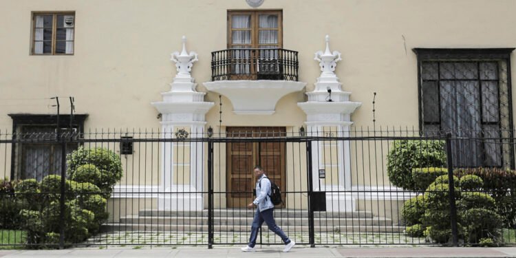 México reasume el control de su embajada tras reconciliación con Perú