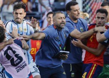 FIFA castiga con multas y suspensiones por la pelea entre Argentina y España
