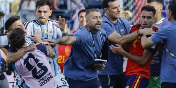 FIFA castiga con multas y suspensiones por la pelea entre Argentina y España