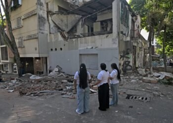 Colombia busca sobrevivientes entre los escombros tras terremoto de 7.4 grados