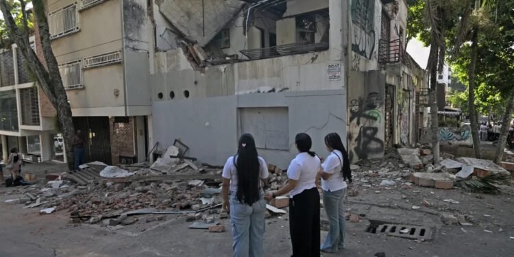 Colombia busca sobrevivientes entre los escombros tras terremoto de 7.4 grados