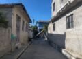 Poste se desploma sobre vivienda en Campeche; vecinos aseguran que ya habían alertado del riesgo