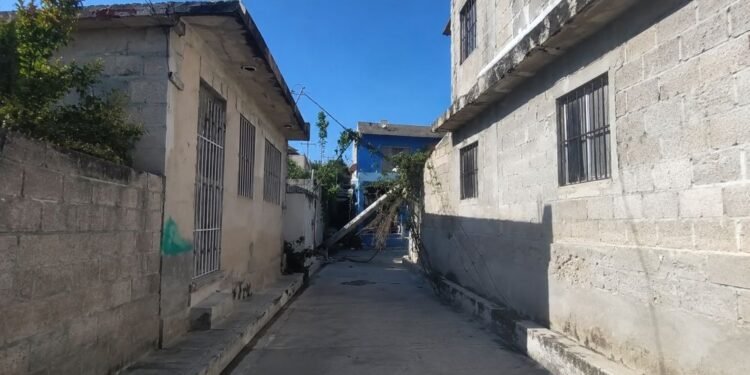 Poste se desploma sobre vivienda en Campeche; vecinos aseguran que ya habían alertado del riesgo