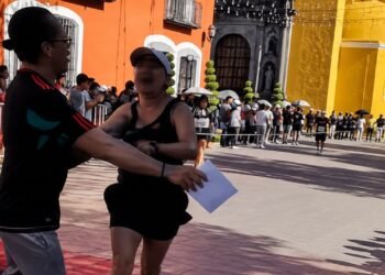 ¡Iba por la meta y terminó en el suelo! Captan el momento en que taclean a un adulto mayor durante una carrera