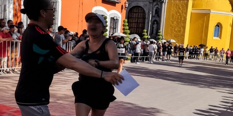 ¡Iba por la meta y terminó en el suelo! Captan el momento en que taclean a un adulto mayor durante una carrera