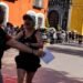 ¡Iba por la meta y terminó en el suelo! Captan el momento en que taclean a un adulto mayor durante una carrera