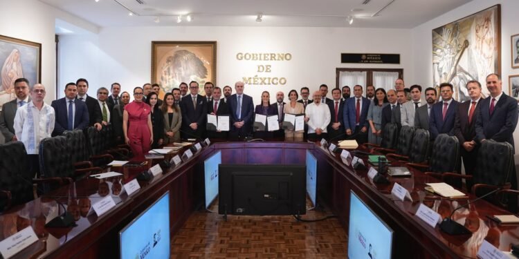 Sheinbaum renueva pacto con gasolineros; así quedarán gasolina y diésel