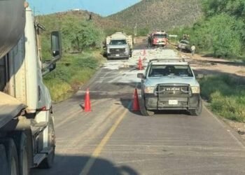 Emergencia en Caborca: choque vuelca pipa y libera 2 mil litros de ácido
