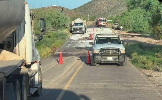 Emergencia en Caborca: choque vuelca pipa y libera 2 mil litros de ácido