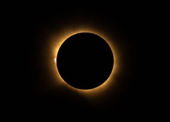 ¡El día se hizo noche! Eclipse solar deja imágenes espectaculares desde España hasta el espacio