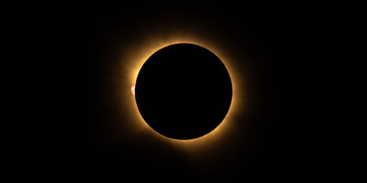 ¡El día se hizo noche! Eclipse solar deja imágenes espectaculares desde España hasta el espacio